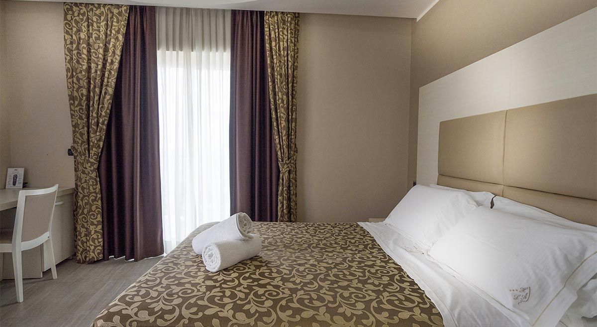 Letto matrimoniale e scrittoio